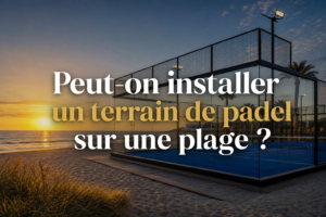 Terrain de padel sur la plage au coucher du soleil